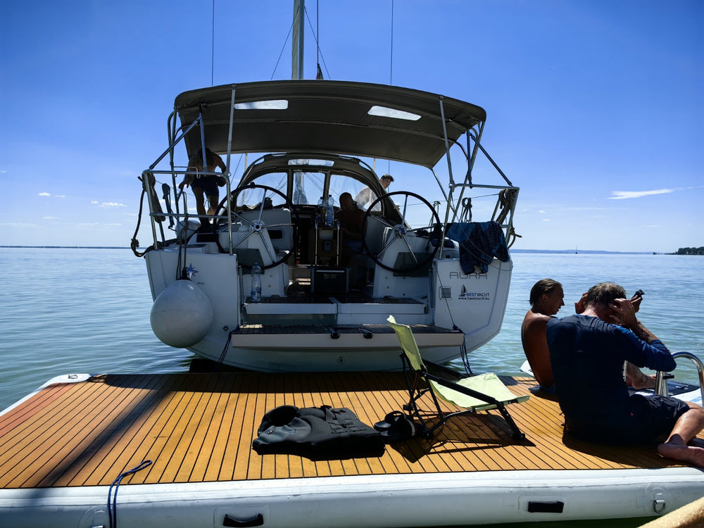 yourFLOAT Badeplattform am Heck einer Yacht