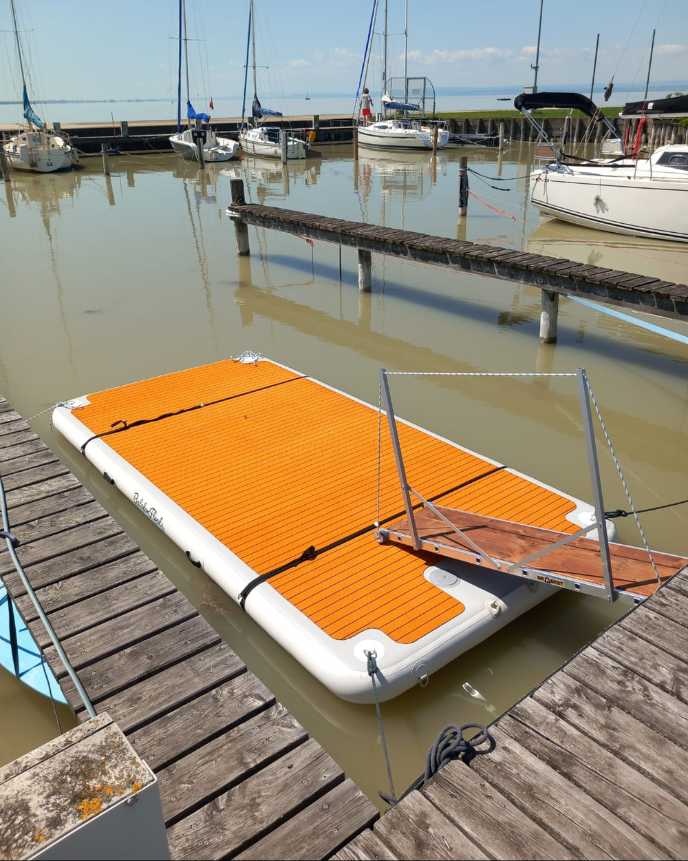 yourFLOAT Schwimmplattform als Erweiterung am Steg