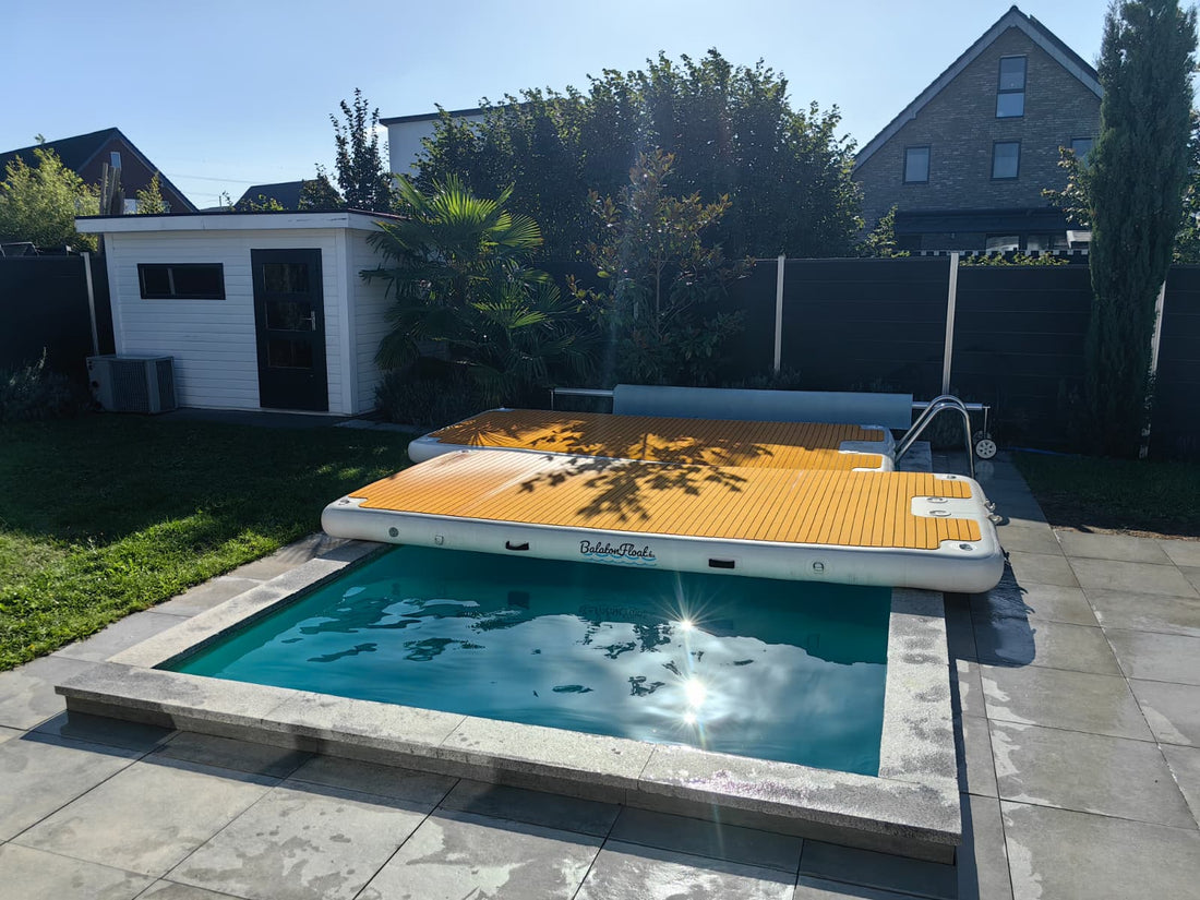 Unser Pool nach dem Abnehmen eines Moduls; ein Teil der Wasserfläche ist frei