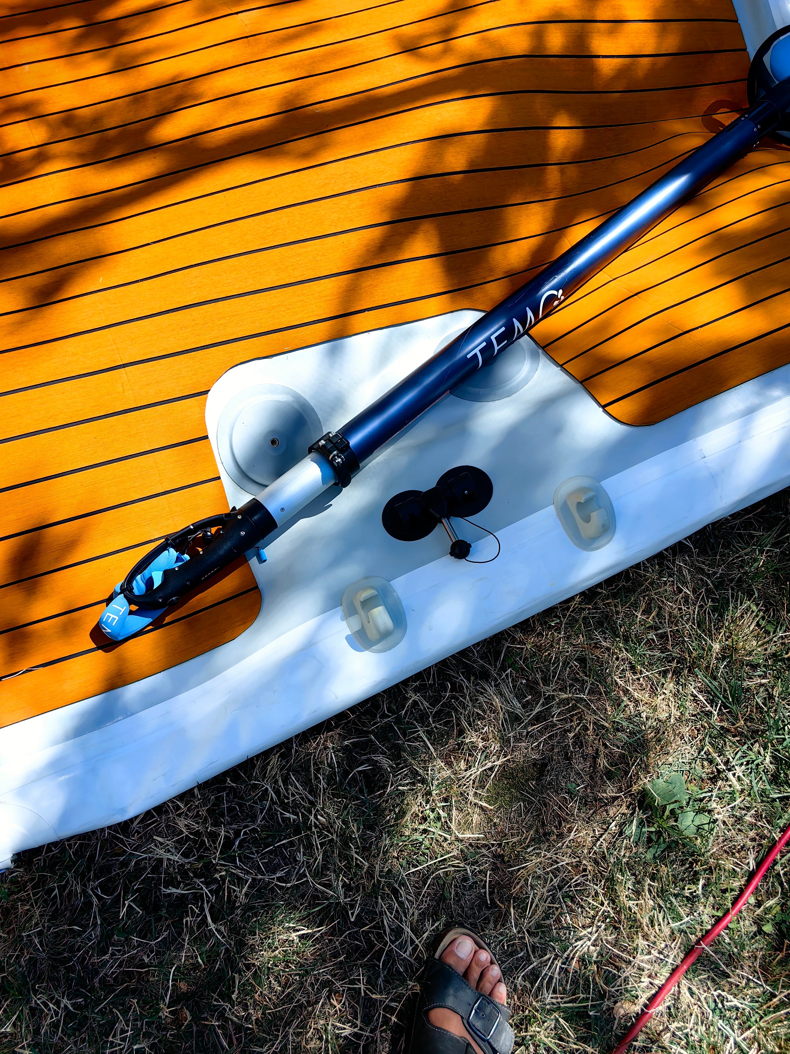 TEMO 450 Elektro-Bootsmotor mit yourFLOAT Prime 4x2 TEAK EVA Schwimmplattform - Deine Insel - Dein Moment