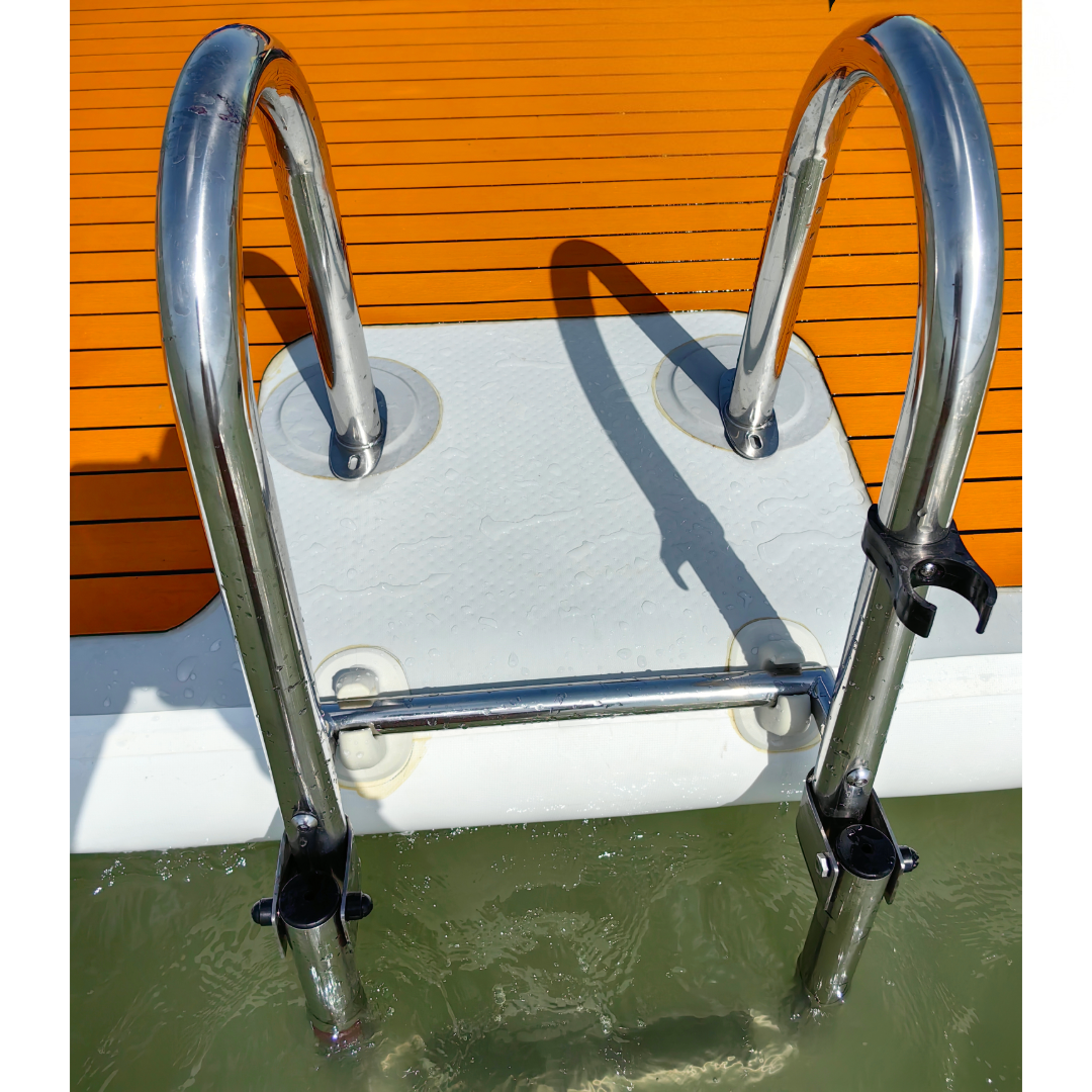 yourFLOAT Prime 4x2 TEAK EVA mit Edelstahlbadeleiter Deine Insel - Dein Moment Schwimmplattform Badeleiter ausgeklappt