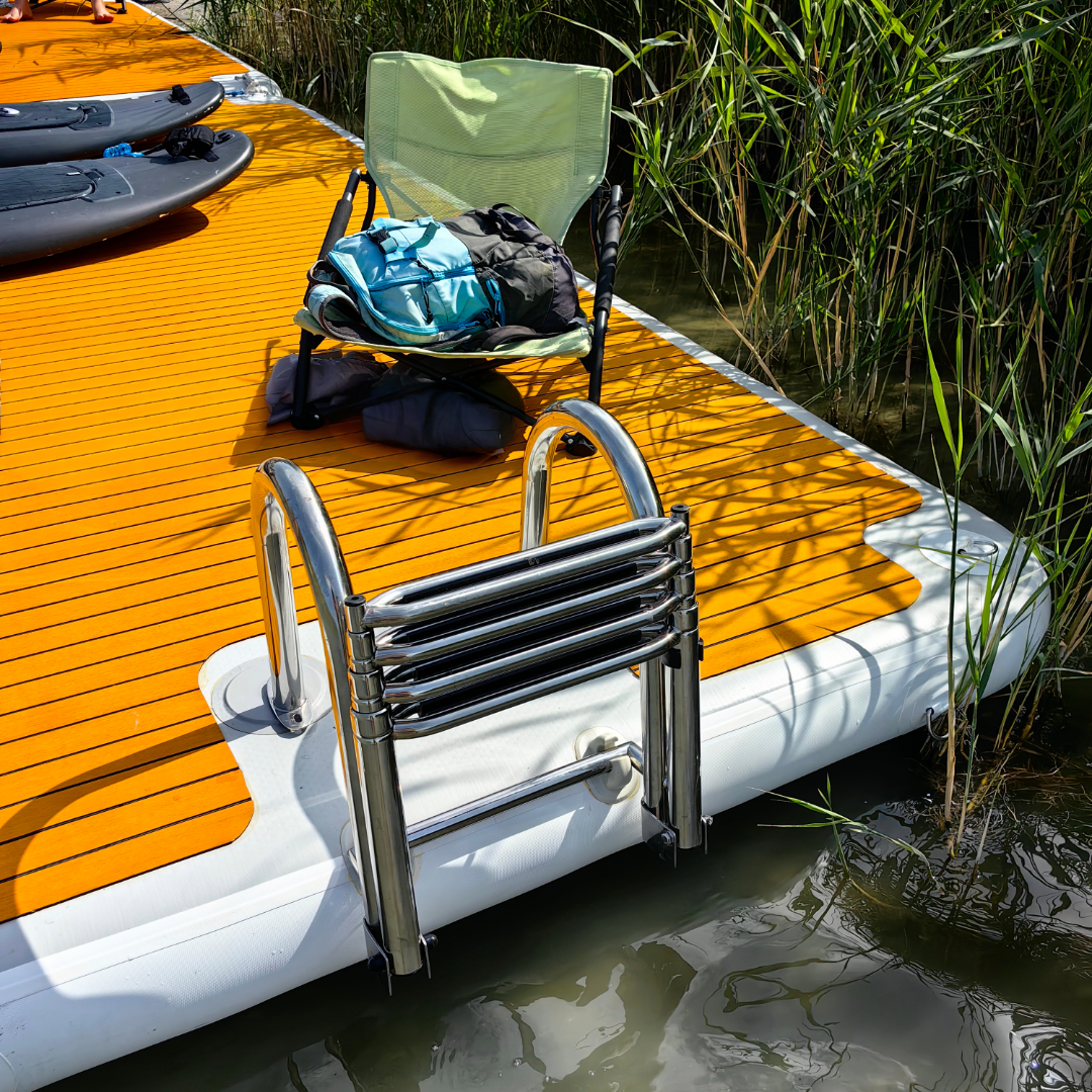 Badeleiter eingeklappt mit yourFLOAT Prime 4x2 TEAK EVA mit Edelstahlbadeleiter Deine Insel - Dein Moment