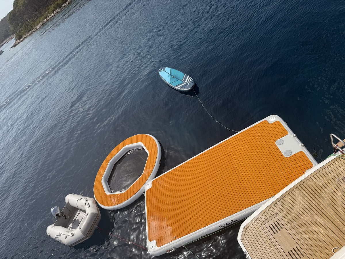 BalatonFloat úszóplatform használat közben egy jacht mögött